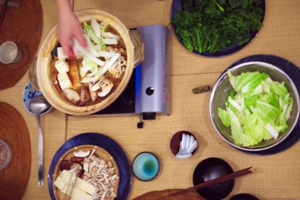 テーブルの上にある鍋と野菜