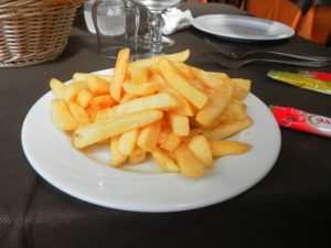 皿の上に乗ったフライドポテト