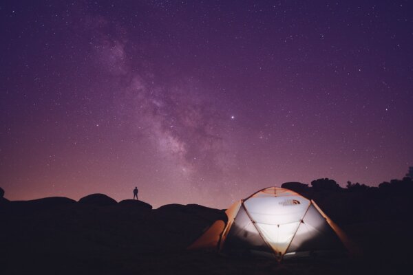 光を放つテントと空には沢山の星空