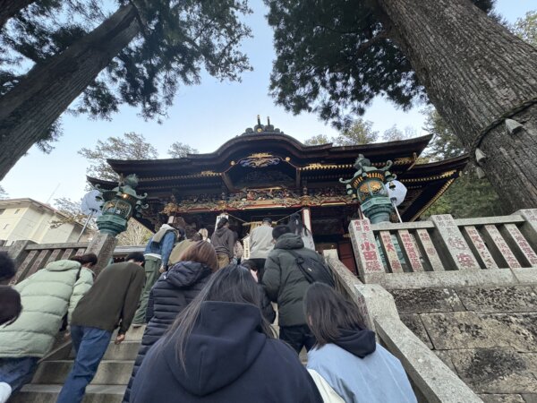 神社参拝する人